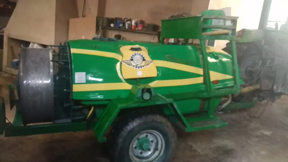 Equipo agrícola limpio después de aplicar Powerlim